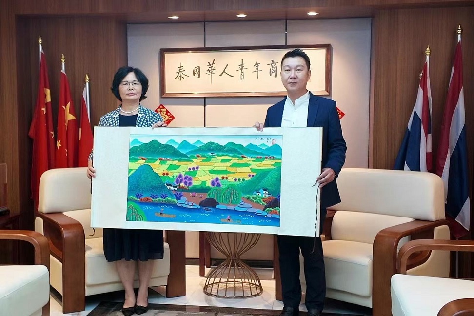 泰国阳光电商园董事长刘吉辉热情接待广东省惠州市政协副主席黄晓霞一行1.jpg 泰国阳光电商园董事长刘吉辉热情接待广东省惠州市政协副主席黄晓霞一行1.jpg